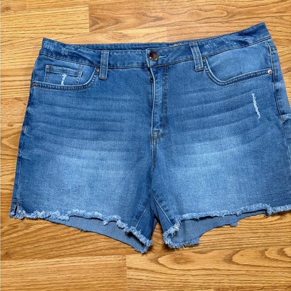 Seven7 Denim Blue Women's weekend Shorts size 14 - Picture 1 of 4